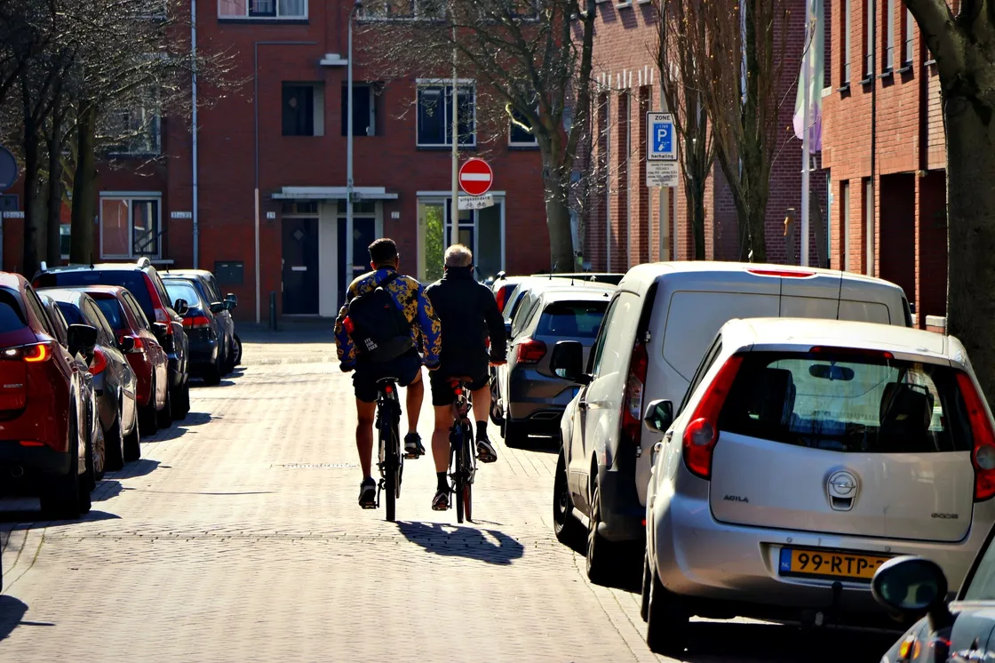 Fietsers op een rustige straat in de Rivierenbuurt