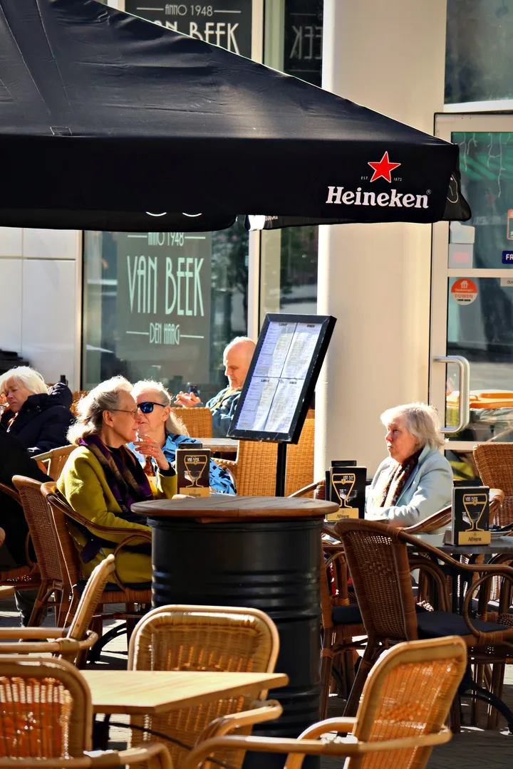 Mensen op een terras op een zonnige dag