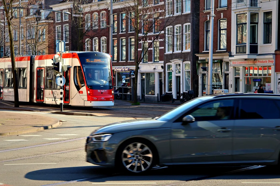 HTM-tram door een klassieke Haagse winkelstraat