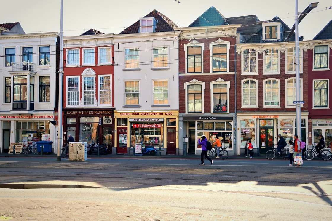 Winkelstraat met voorbijtrekkende mensen