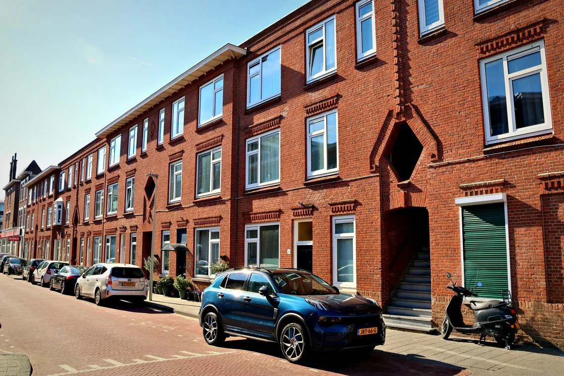 Klassieke bakstenen woonstraat in de Rivierenbuurt
